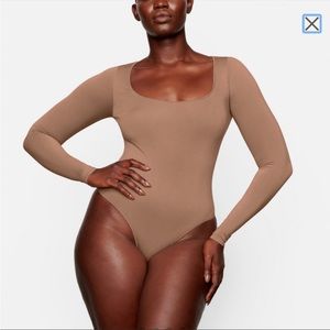 🔥💕NWT SKIMS ESSENTIAL LONG SLEEVE SCOOP NECK BODYSUIT XS - SIENNA